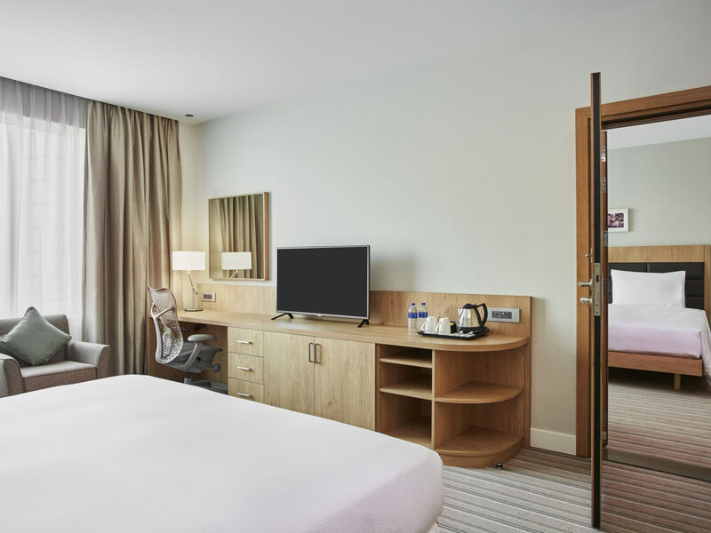 Hilton Garden Inn Dubai, Mall Avenue